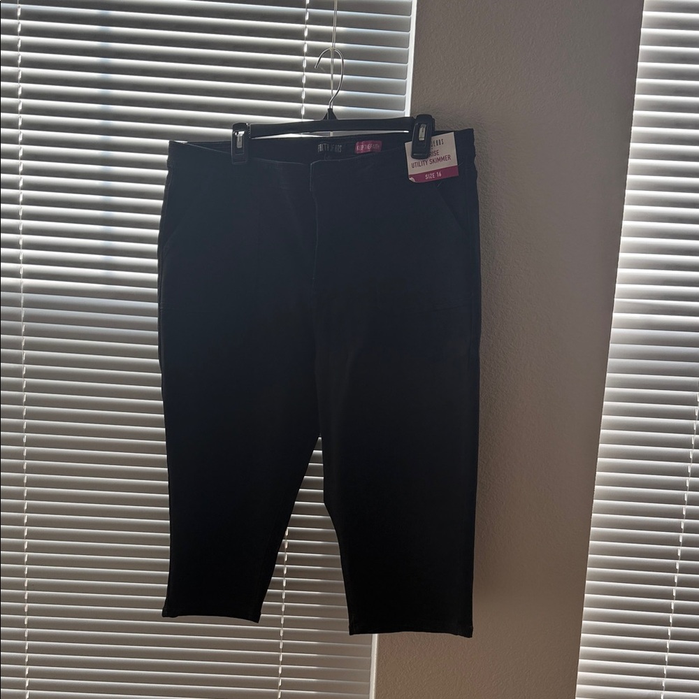 Women’s Black Capris